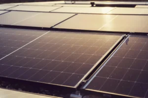 Peut-on installer des panneaux solaires sur une maison ancienne ?