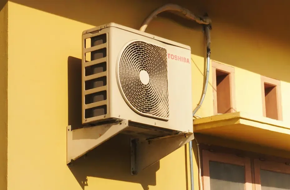 Pompe à chaleur air-eau silencieuse posée sur dalles anti-vibratiles