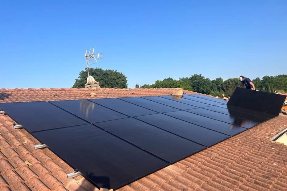 installateur de panneaux solaires sur le 33